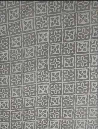Grey quatrefoil grid print.